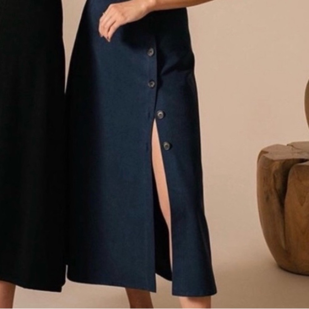 Womn Black Button-Down Midi Skirt